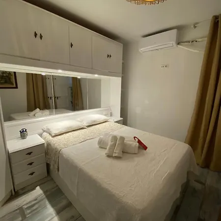 דירה Studio Or With Private Bathroom Or With Shared Bathroom ברצלונה