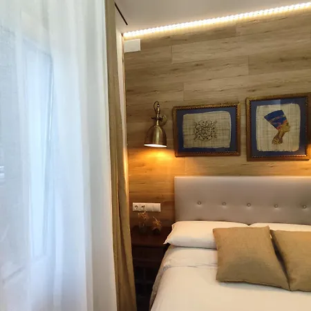 דירה Studio Or With Private Bathroom Or With Shared Bathroom ברצלונה
